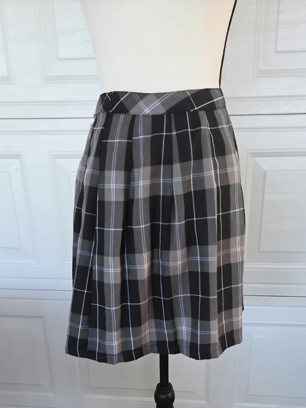 Rue+ Plaid A-Line Skirt in Black, Gray, White Knee Length Side Button Zip 4x